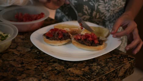 Comida-Mexicana:-Manos-Femeninas-Cocinando-Tortas-De-Barbacoa