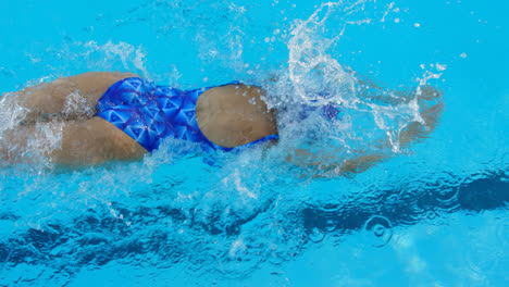joven nadadora nadando dentro de la piscina 4k