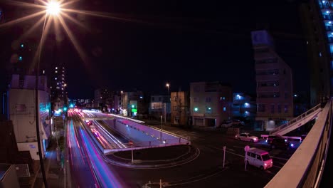 un timelapse nocturno del atasco de tráfico en la calle de la ciudad en tokio tiro de ojo de pez
