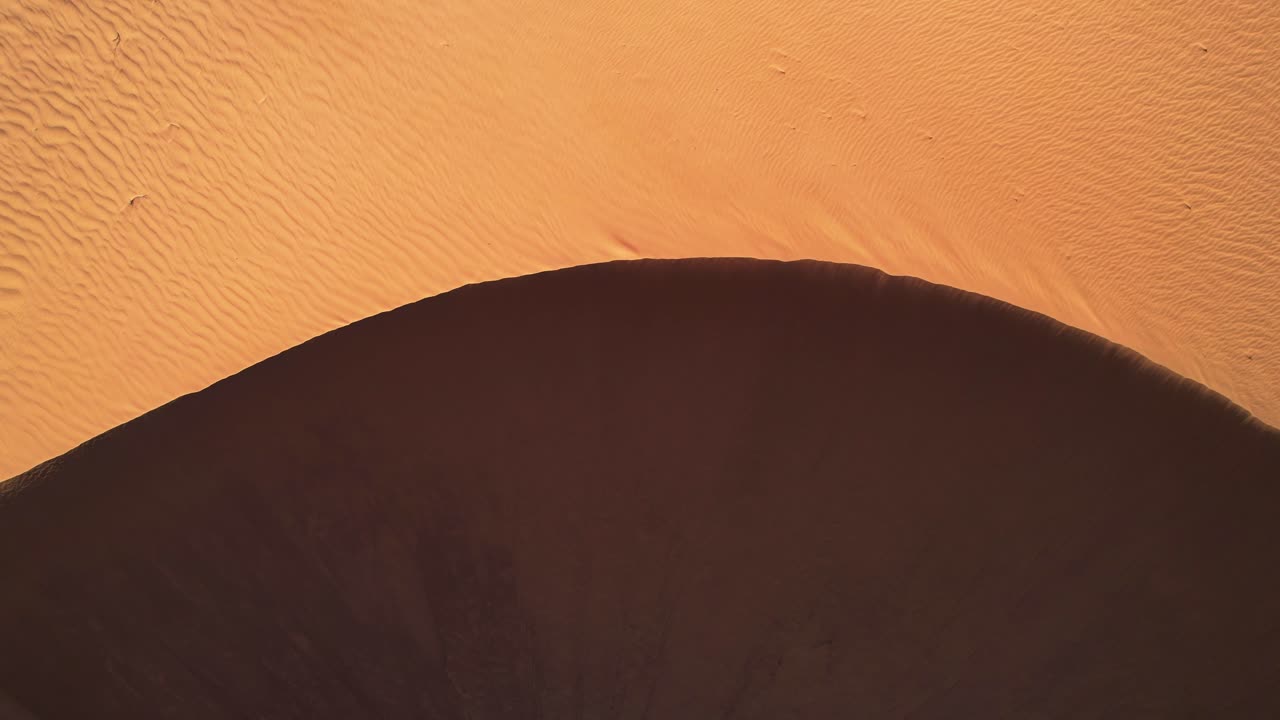 Vista aerea dall'alto delle sabbie dorate nel deserto del Gobi, Mongolia