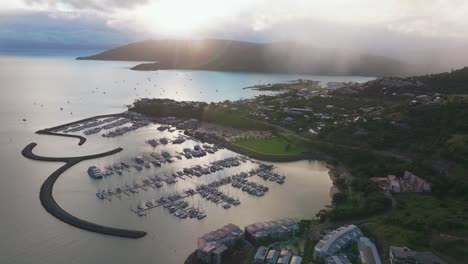 Hafen-Airlie-Beach-Bucht-Lagune-Korallenmeer-Yachthafen-Anlegestelle-Yachten-Segelboote-Luftdrohne-Wolkenschicht-Nebel-Sonnenaufgang-Morgen-Regenwolken-Herz-Des-Great-Barrier-Reef-Whitsundays-Whitehaven-Kreis-Linksbewegung