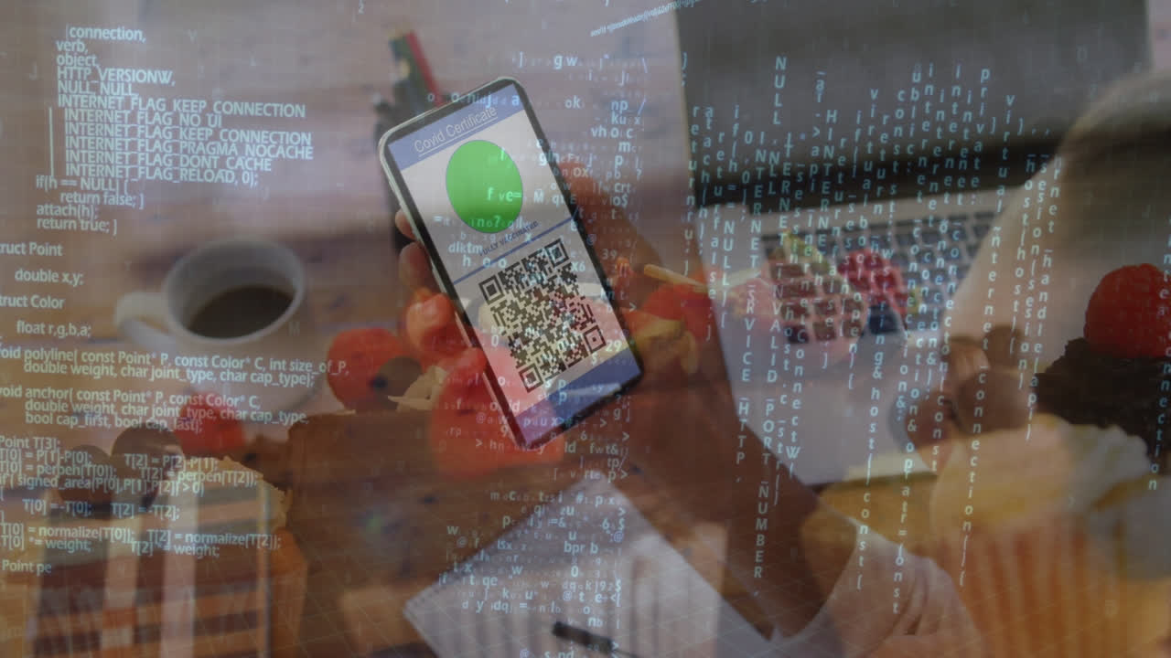 animación del procesamiento de datos financieros sobre una mujer de negocios caucásica que usa un teléfono inteligente