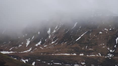 Brumoso-Paisaje-Montañoso-De-Islandia-En-4k