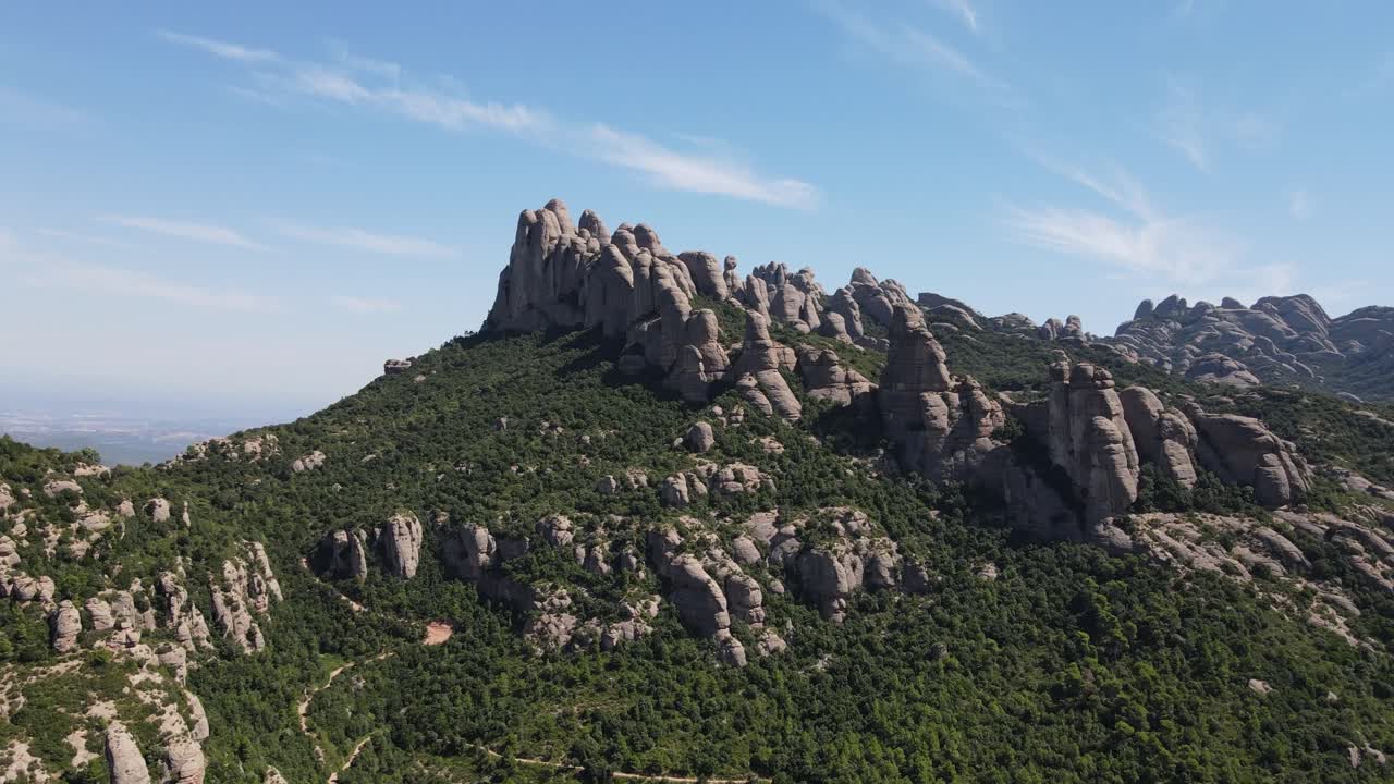 카탈로니아의 산맥인 몬세라트 봉우리의 공중 전망