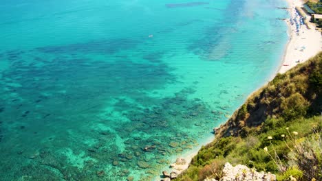 Bunter-Blick-Auf-Den-Strand-Von-Einem-Hohen-Felsen---Klippe---Zeitlupe