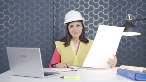 la ingeniera que tiene el proyecto se ríe.