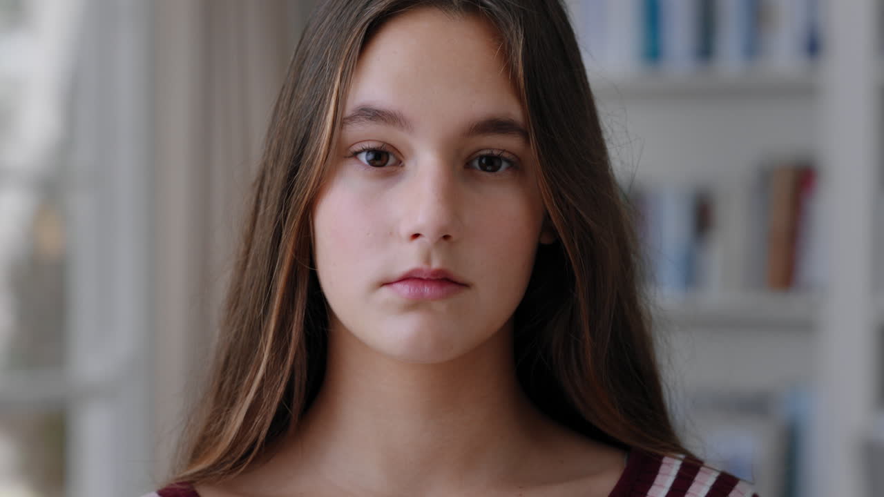 retrato de una hermosa adolescente en casa buscando un concepto serio de autoimagen adolescente