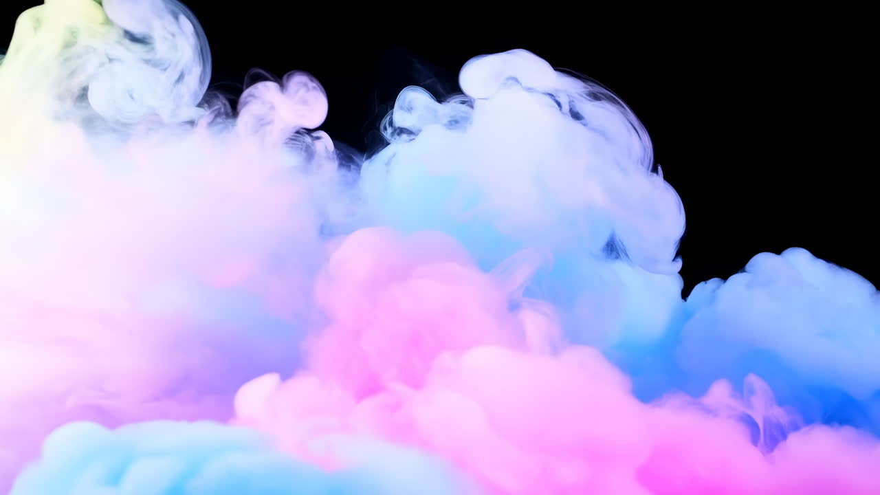 Volute di fumo vivaci e colorate che turbinano su sfondo nero