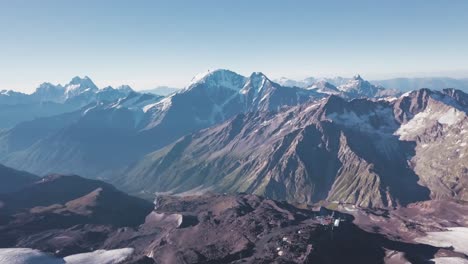 vista aérea de las majestuosas cimas de las montañas