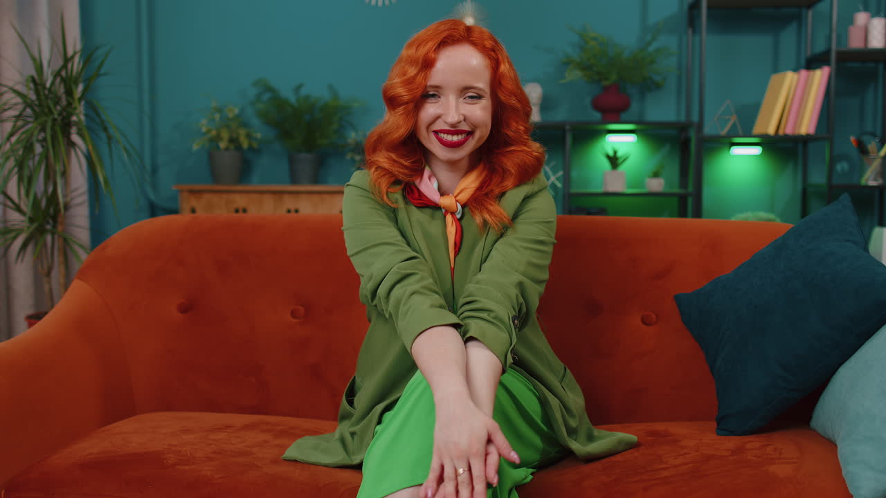 우스스러운 일화, 재미있는 농담을 듣고 큰 소리로 웃는 은 머리 젊은 여성, 재미 느낌