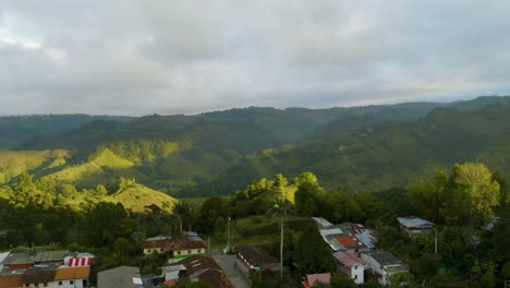 Drone-Se-Eleva-Sobre-La-Ciudad-Colombiana-De-Salento-Para-Revelar-El-Hermoso-Valle-De-Cocora,-Hogar-De-Las-Palmeras-Más-Altas-Del-Mundo