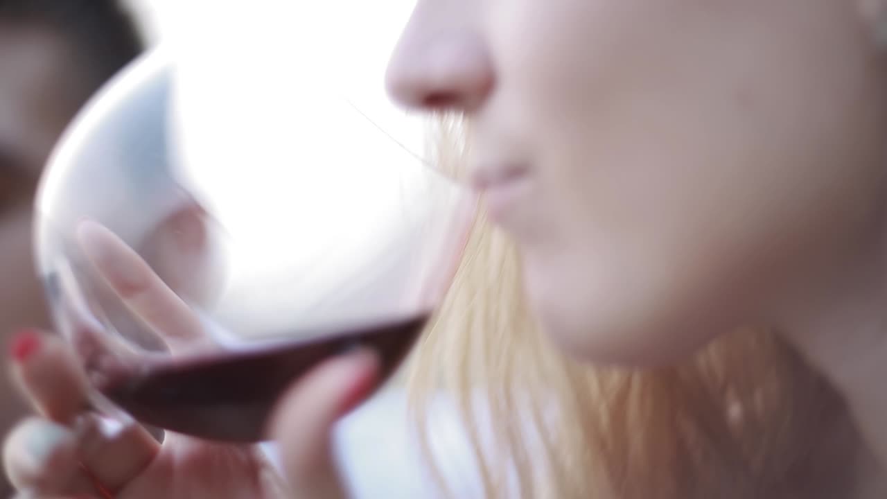 Mann gir ring til sin kvinne. Mann gir forlovelsesring til overrasket kvinne mens de sitter på piknik.