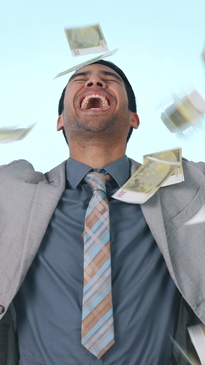 Uomo d'affari entusiasta che celebra il successo con pioggia di denaro
