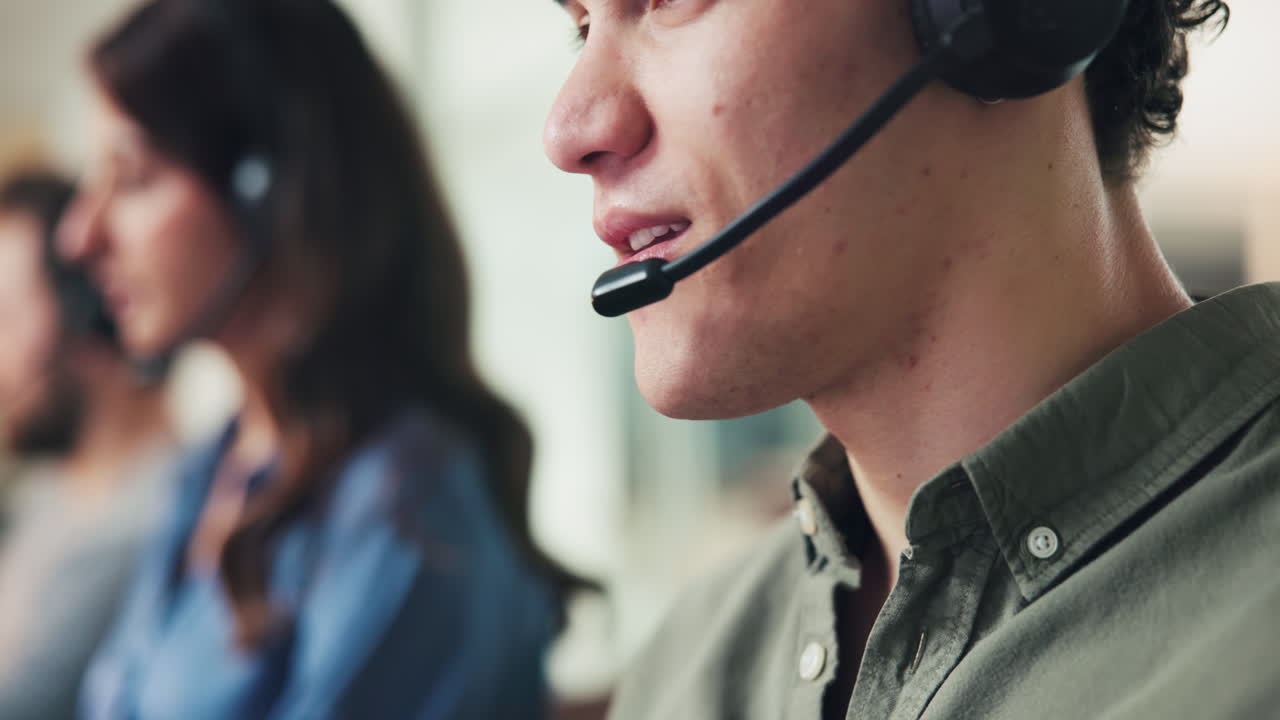 전화 센터의 고객 서비스 담당자