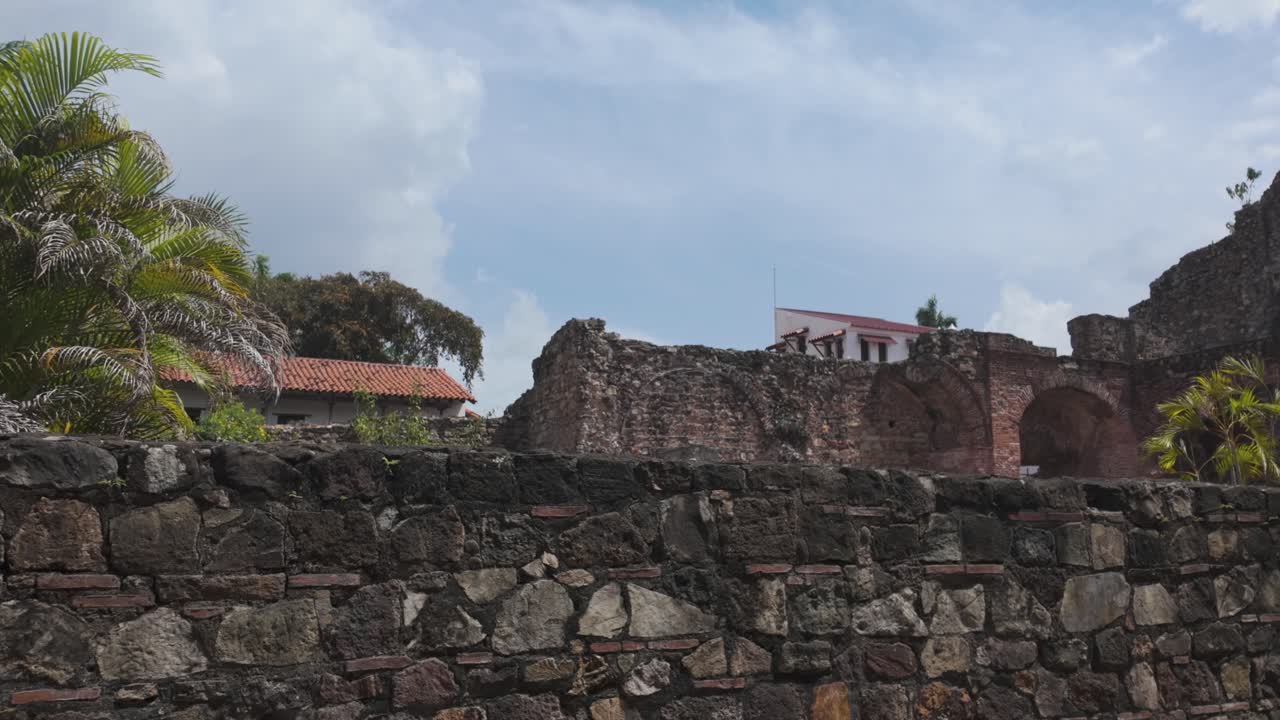 vista callejera de casco viejo, ciudad de panamá, con las ruinas históricas del convento de santo domingo
