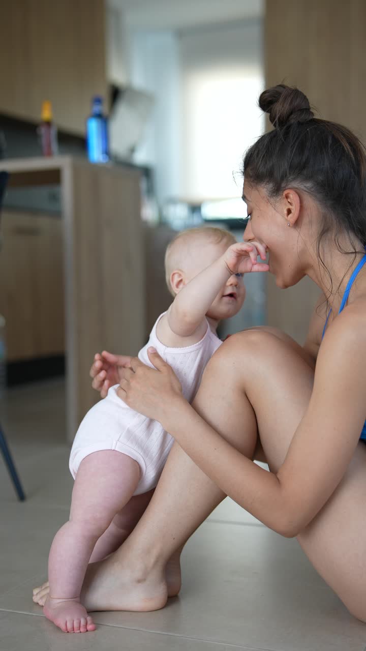 La madre e il bambino giocano insieme