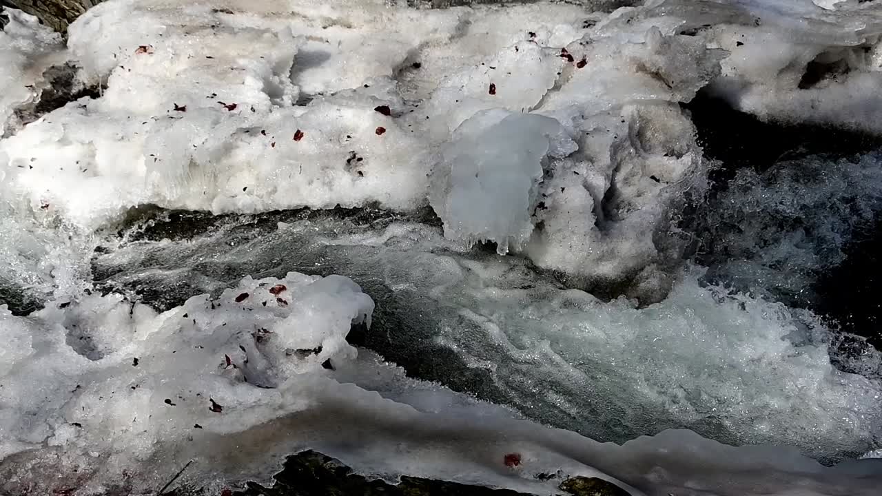 겨울 동안 스트림의 얼음 은행