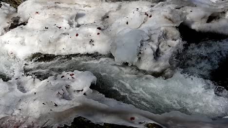 bancos de hielo de arroyo durante el invierno