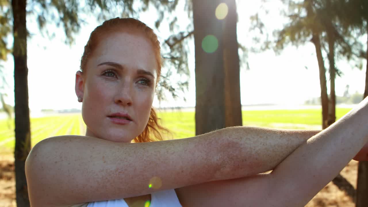 mujer realizando ejercicios de estiramiento en una granja de olivos