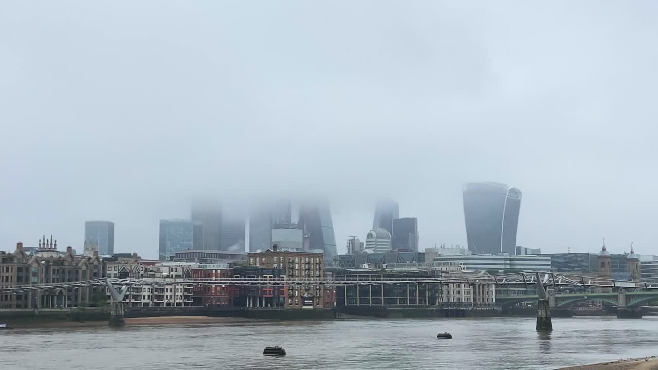 폭풍우 치는 안개와 안개로 뒤덮인 런던 도시 스카이라인과 템스 강