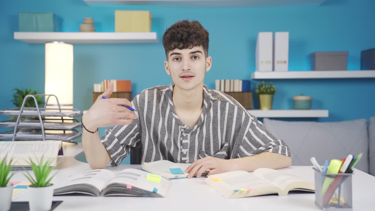 el estudiante que estudia en casa hace una conferencia mirando a la cámara. educación en línea.
