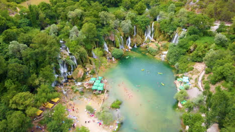 vista aérea de la cascada de kravice en el río trebizat en bosnia y herzegovina - disparo de drones