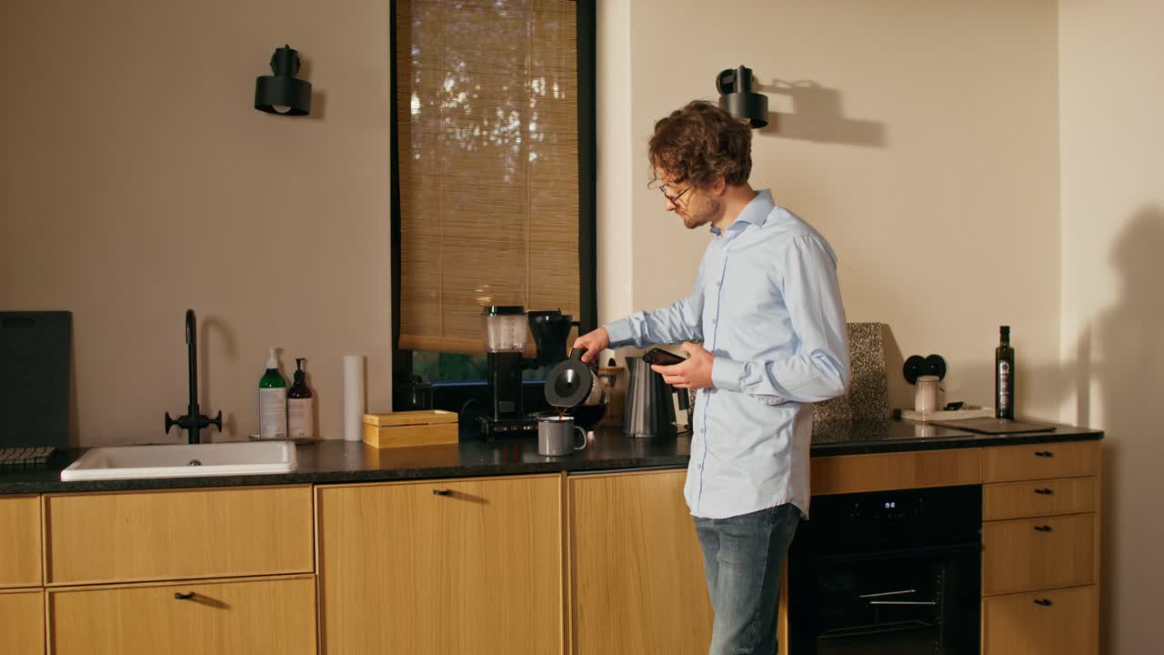 L'uomo che fa il caffè a casa