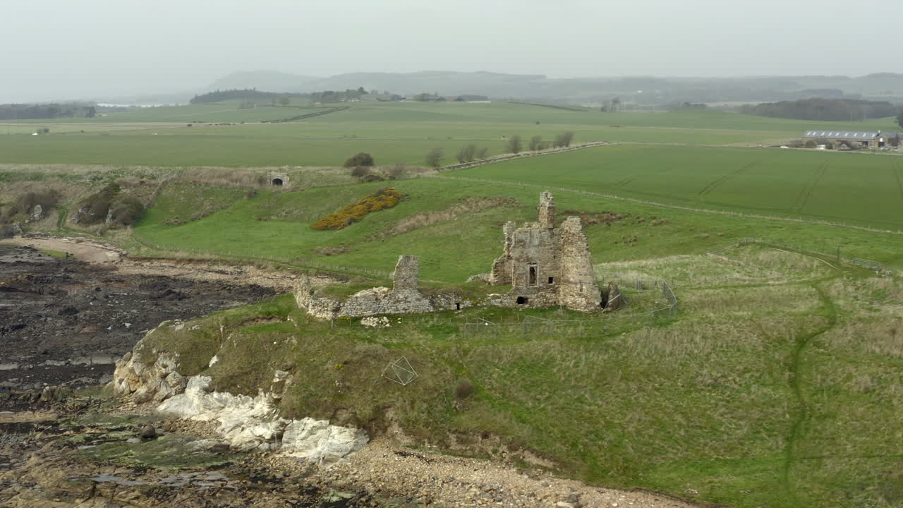 una vista aérea del castillo de newark en el camino costero de fife, escocia