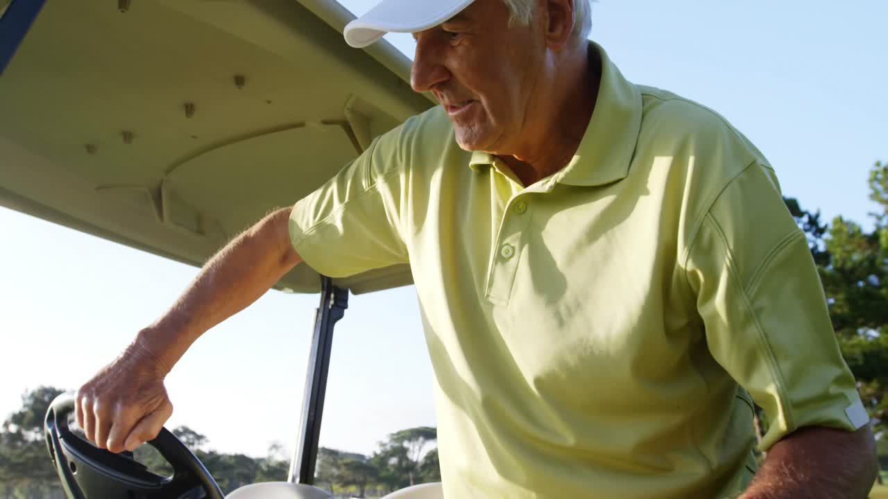 Giocatore di golf che guida nel suo golf buggy
