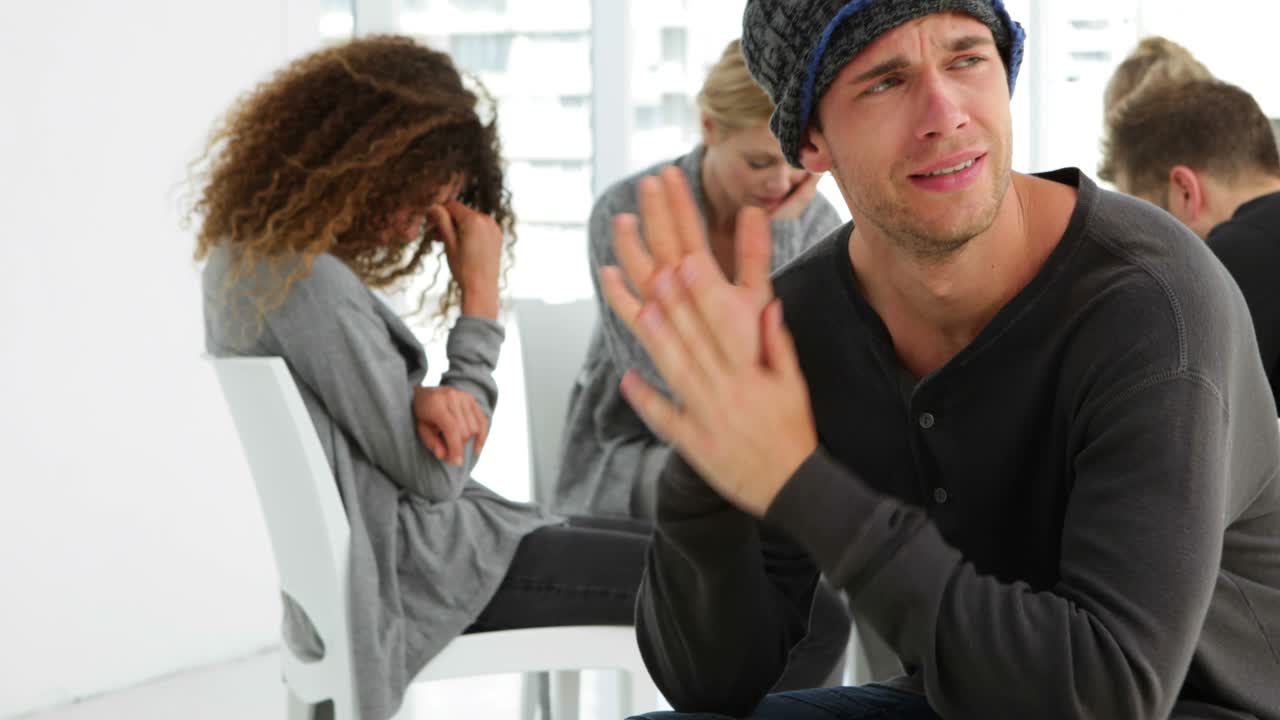 절망적인 남자가 울고 있다