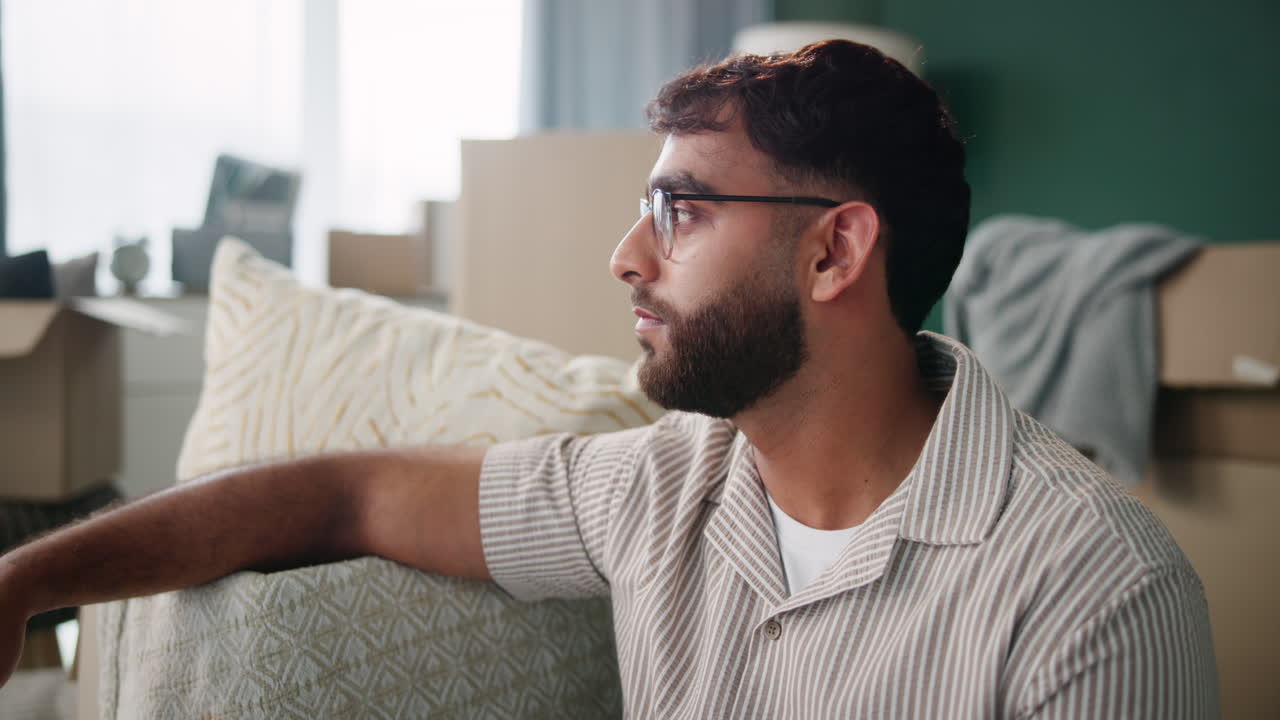 Um homem faz uma pausa durante a mudança