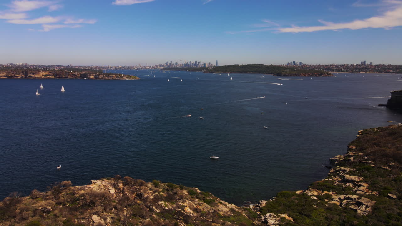 호주 바다에서 항해하는 여객선