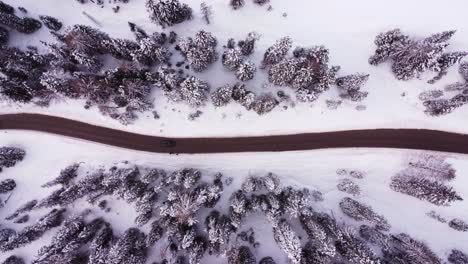 Vogelperspektive-Auf-Eine-Straße-In-Der-Natur-Im-Winter-In-Den-Dolomiten