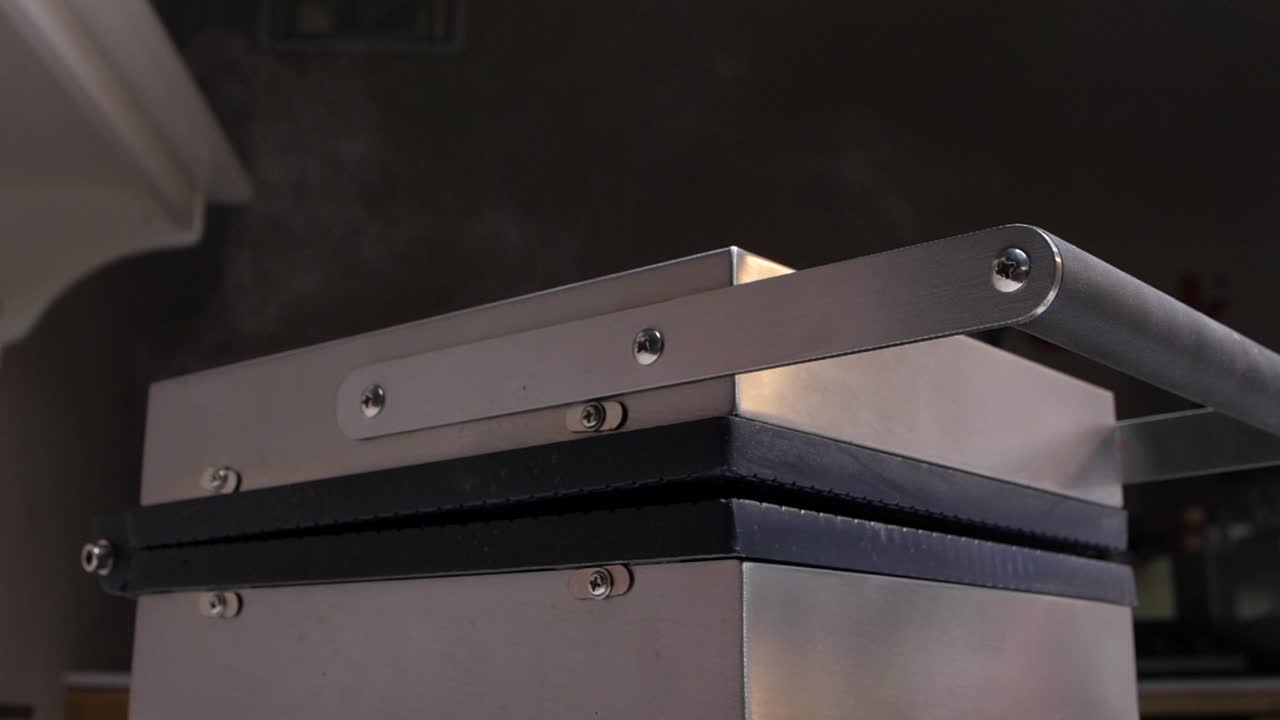 아이스크림 와플 기계에서 뜨거운 증기가 나옵니다.