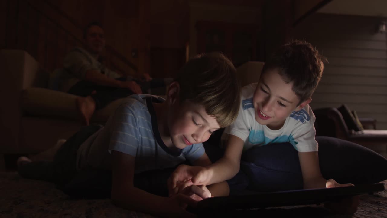 la familia pasa tiempo juntos en casa por la noche