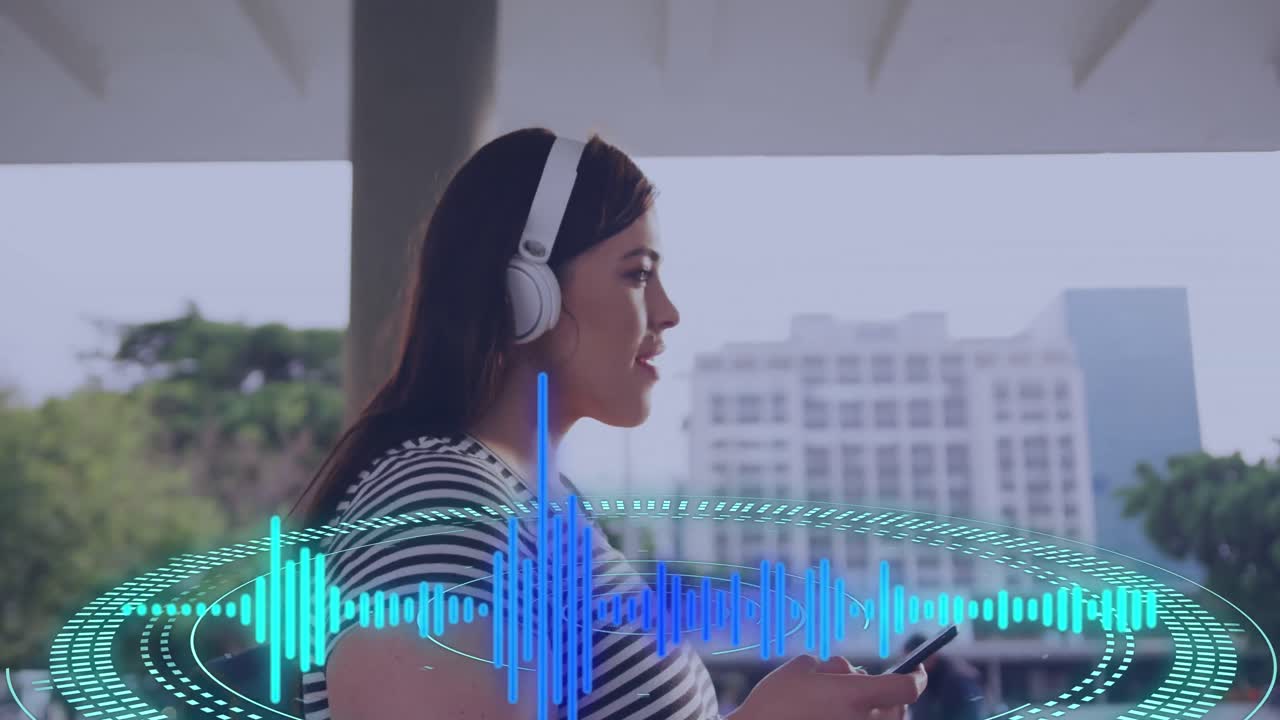 animación de procesamiento de datos sobre mujer caucásica caminando con auriculares