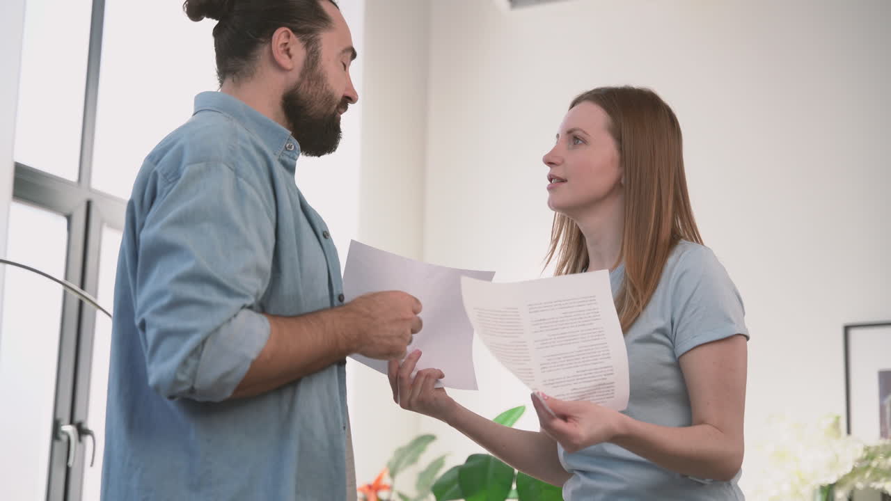 밖에 앉아 노트북을 사용하는 친절한 여성 동료
