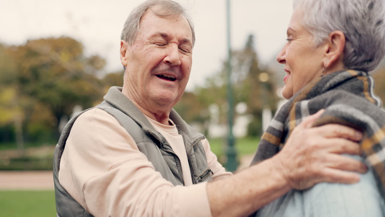 공원에서 키스, 이마와 시니어 커플