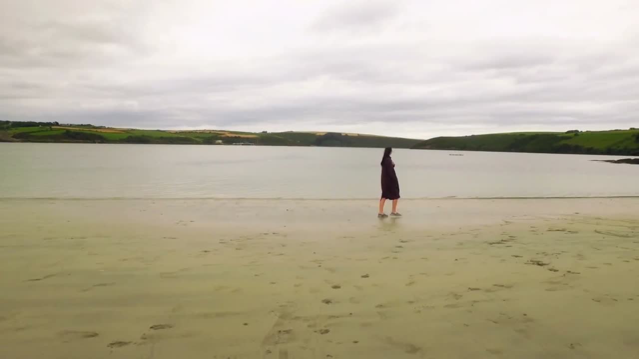 모래 위를  ⁇ 고 있는 예쁜 여자