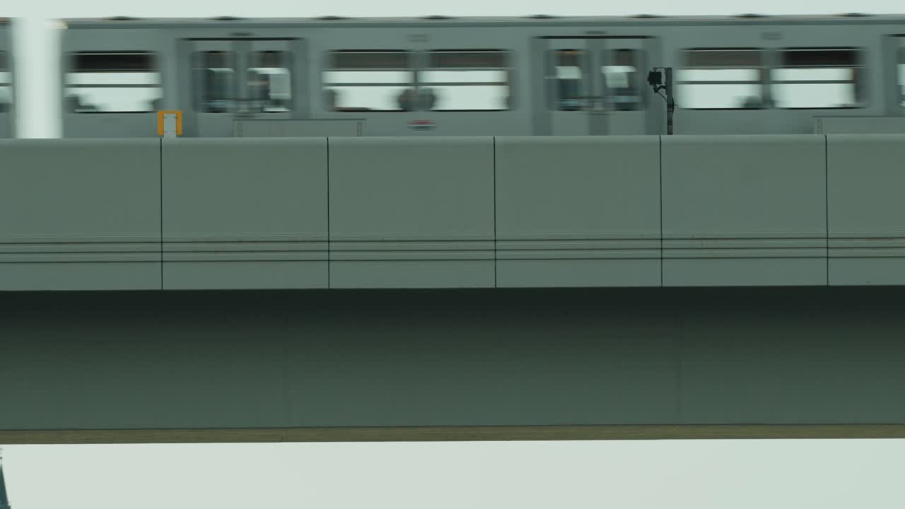 tren de metro conduciendo sobre un puente en primer plano