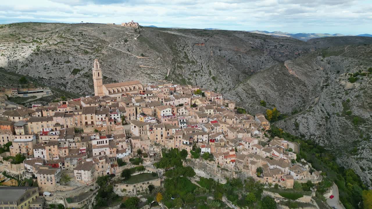 pueblo de bocairent y iglesia en la cima de una colina en la región de valencia, costa blanca, españa - aerial 4k