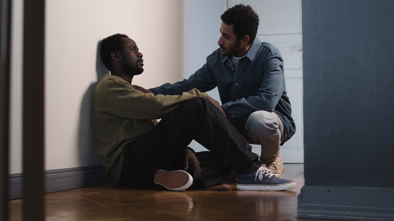 hombre triste sentado en el suelo