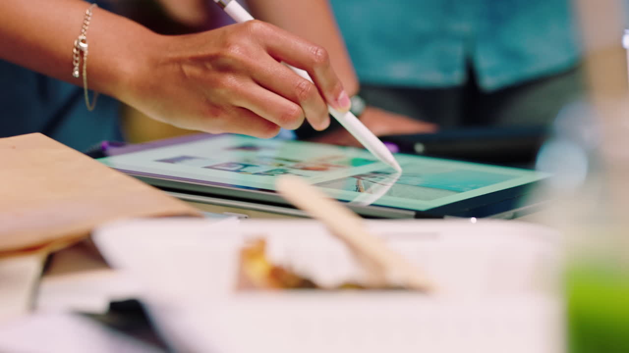 광고 팀과 함께 손, 태블릿 및 디자인