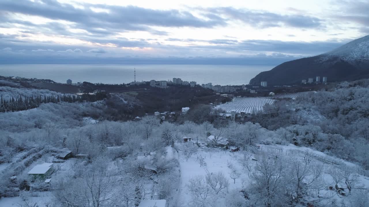 도시 와 바다 를 볼 수 있는 눈 인 산악 풍경