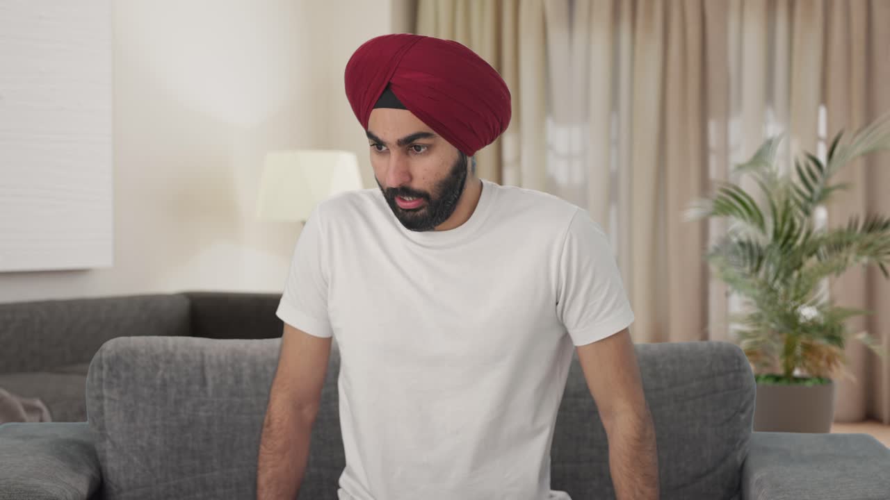 Uomo indiano Sikh malato con un attacco d'asma