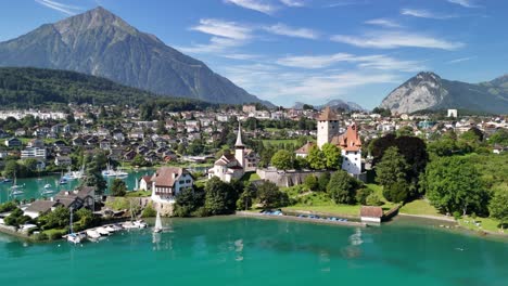 panoramablick auf die kirche und das schloss spiez am ufer des thunsees im kanton bern, schweiz