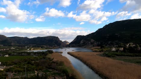 Timelapse-De-Nubes-Pasando-Sobre-Un-Embalse-En-España