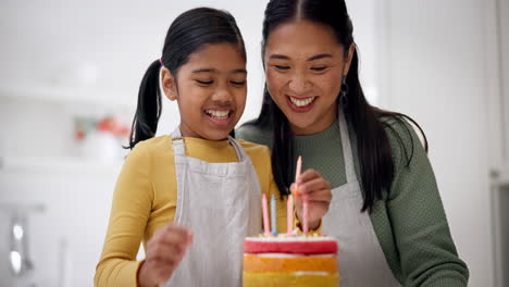 Kuchen,-Kerzen-Und-Backen-Mit-Glücklichem-Kind