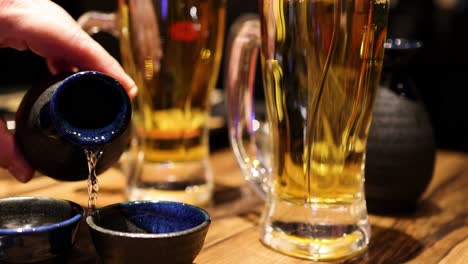 secuencia de verter un disparo en un vaso de cerveza