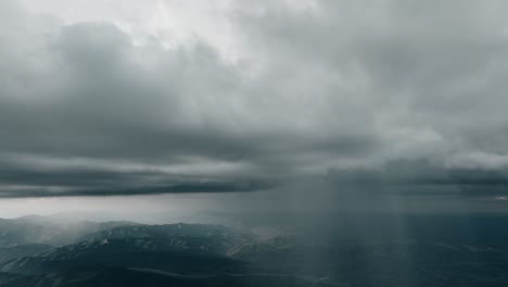 在山脈上下雨的風暴雲的空中-1